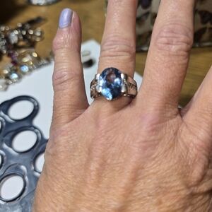 BEAUTIFUL BLUE SAPPHIRE & DIAMOND RING